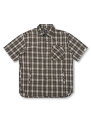 ビッグチェックワークシャツの全身ビュー、胸ポケットと裾ポケットを強調。