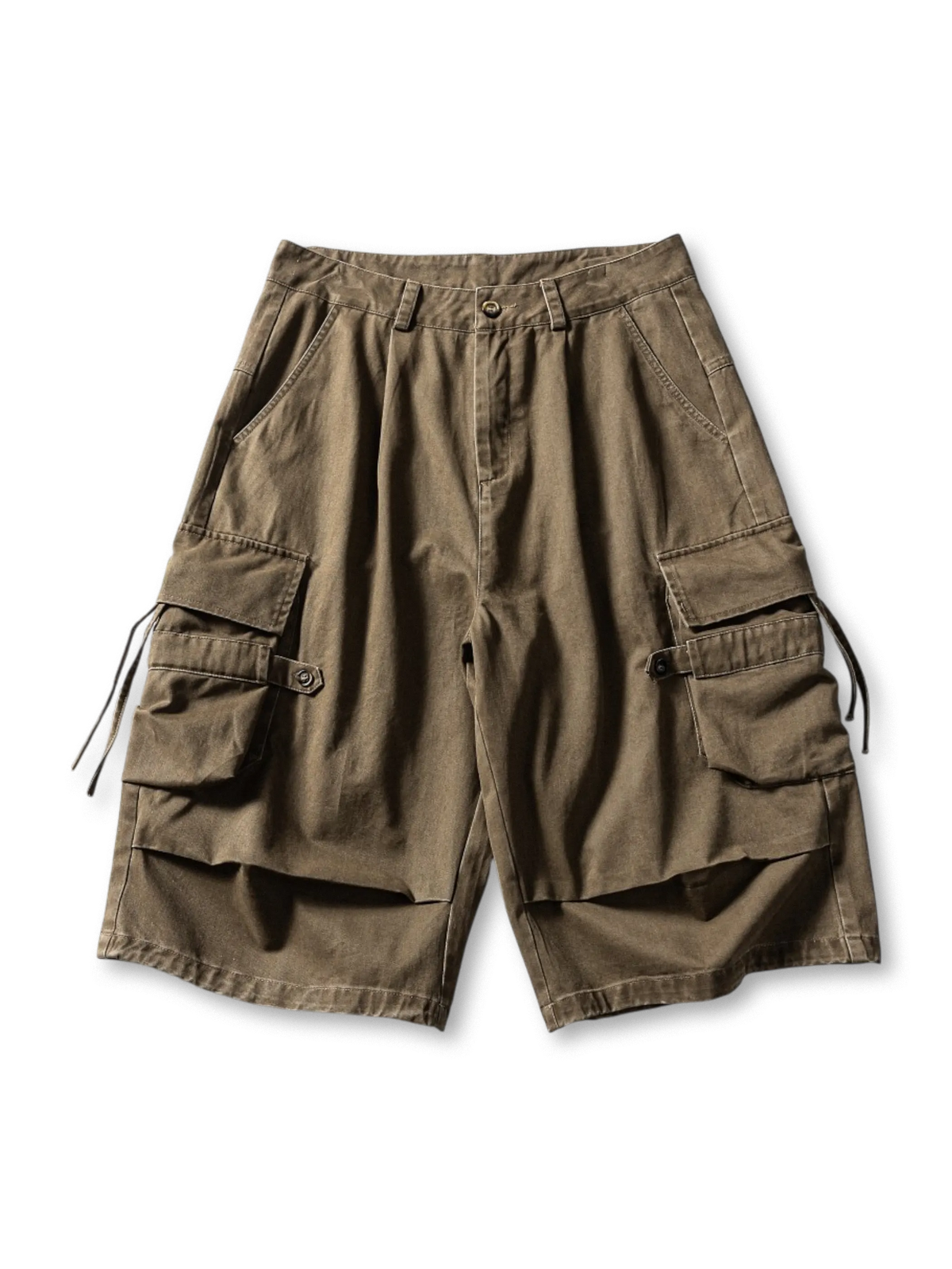 多機能ポケットとドローコードウエストが特徴のワイドシルエットカーゴショーツ