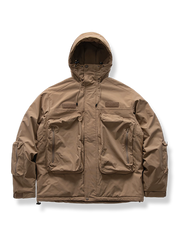 大型ポケットとフード付きの中綿ジャケット