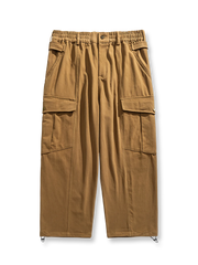 ビッグポケットワイドレッグパンツの全体正面画像、ゴムウエストバンドとドローコード裾のディテール。