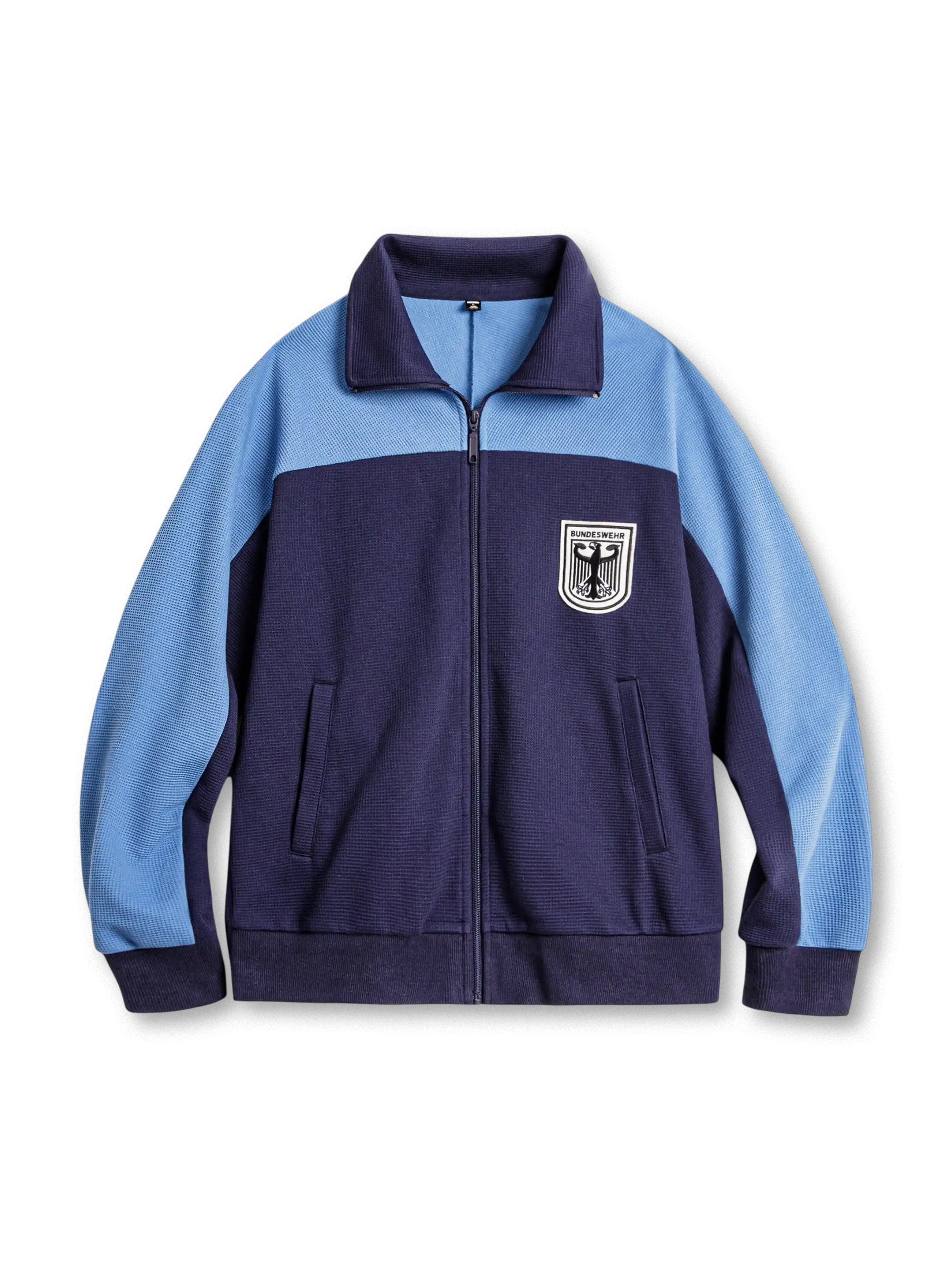 ツートーン配色の襟付きジップアップトレーニングジャケット、胸に盾型パッチ付き