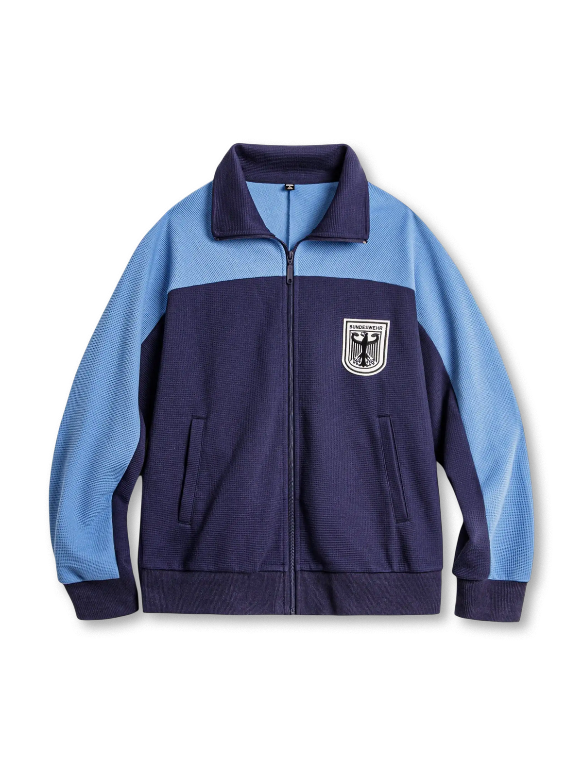 ツートーン配色の襟付きジップアップトレーニングジャケット、胸に盾型パッチ付き