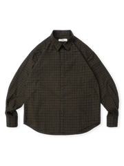 ダークトーンベースにカラースレッドのチェック柄。ルーズフィットと弧形裾が特徴のブラックチェックシャツ。