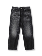 ブラックウォッシュ加工が映えるストレートデニムパンツ。