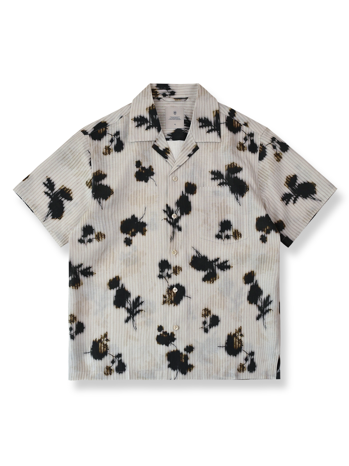 ブラック＆ホワイトの花柄プリントが映えるリネン半袖シャツ