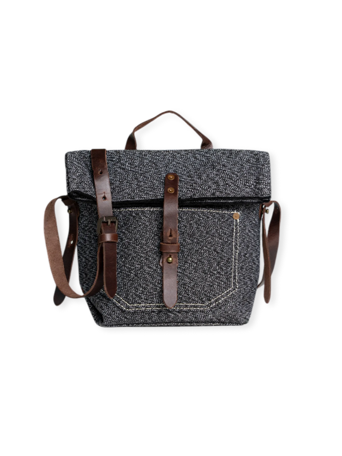 綿麻混紡のペッパーソルト生地を使用した黒白メッセンジャーバッグ。レザーショルダーストラップと金属リベットが特徴。