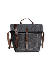 綿麻混紡のペッパーソルト生地を使用した黒白メッセンジャーバッグ。レザーショルダーストラップと金属リベットが特徴。