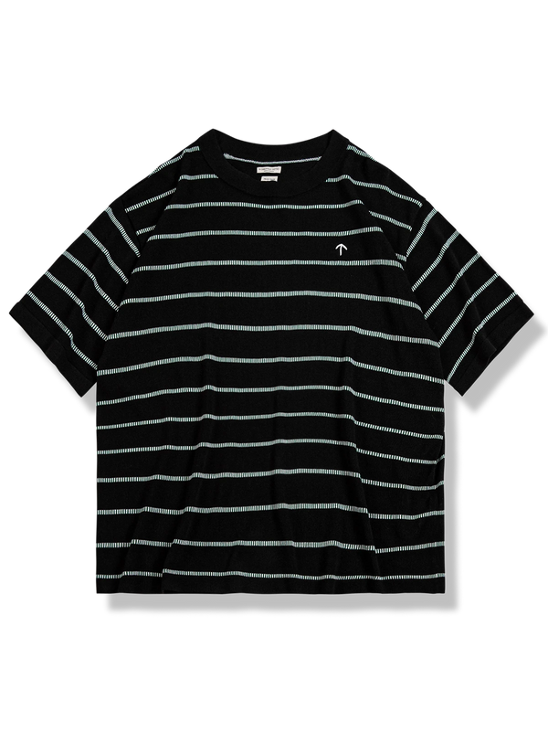 黒白細いストライプ柄のシームレスニットTシャツ、涼しく快適な着心地