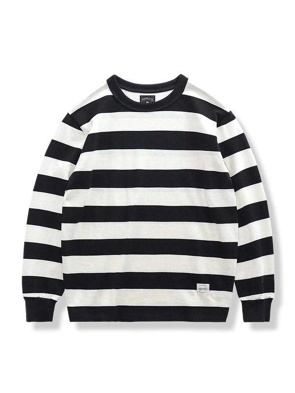 黒と白の太ストライプ柄長袖Tシャツ。