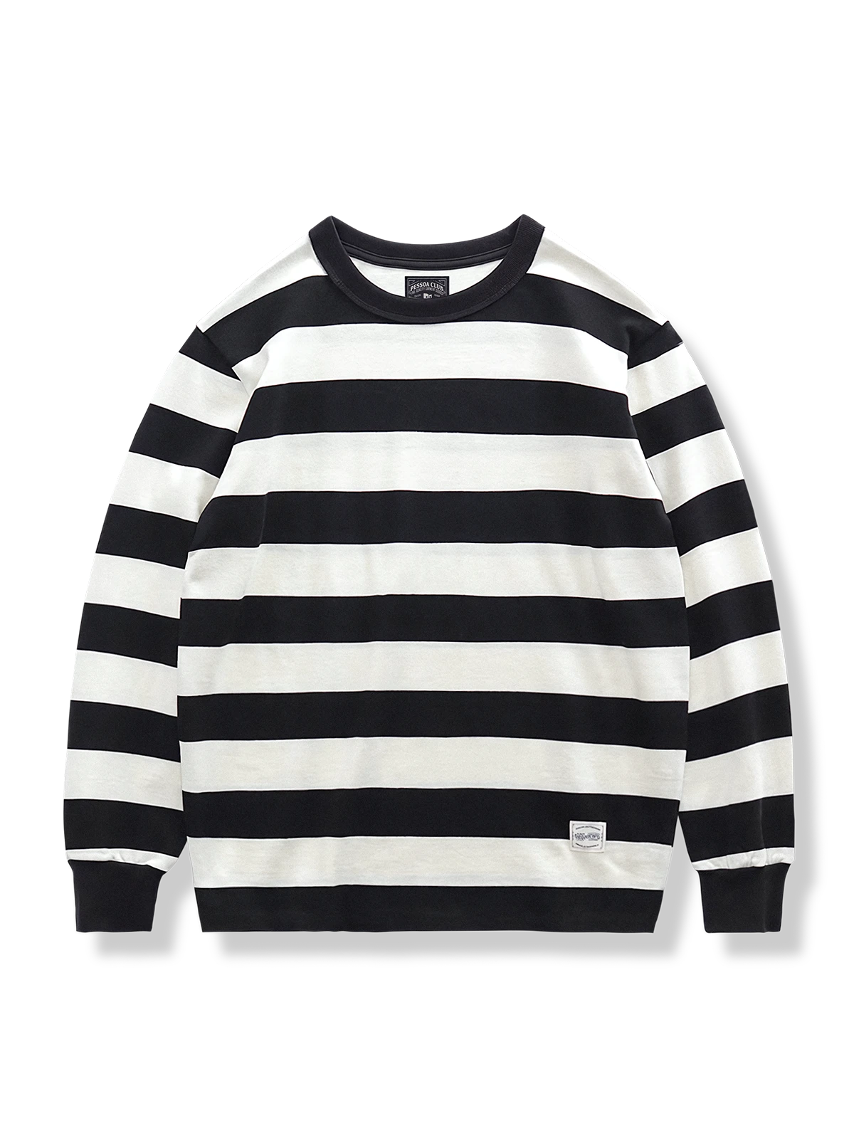 黒と白の太ストライプ柄長袖Tシャツ。