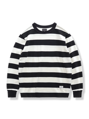 黒と白の太ストライプ柄長袖Tシャツ。