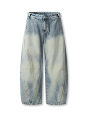 ワイドレッグとフェードブリーチ加工を強調したブリーチドバギーデニムパンツの全身ビュー。