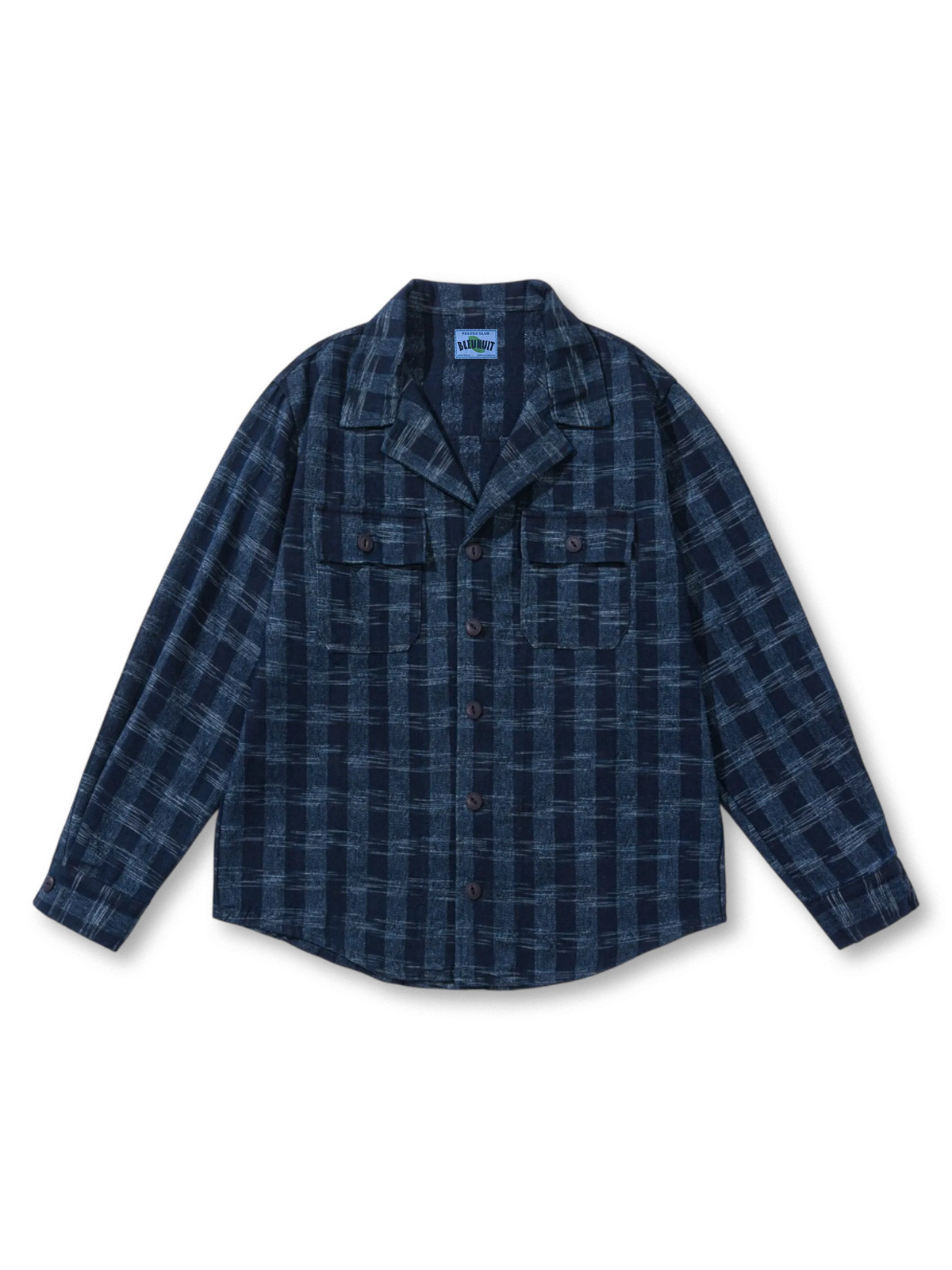 ブルーとホワイトの細幅ストライプが映えるスタンドカラーシャツ