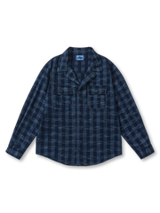 ブルーとホワイトの細幅ストライプが映えるスタンドカラーシャツ