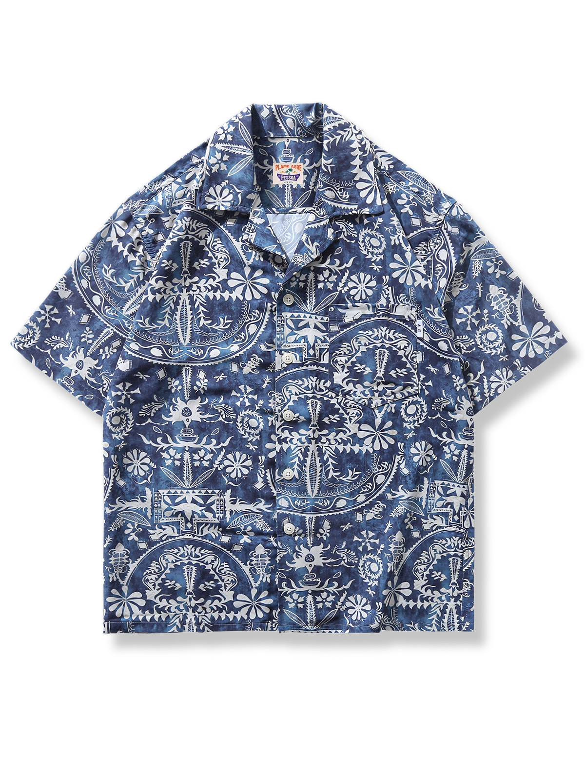 青を基調とした民族調柄アロハシャツ、ルーズフィットシルエット、耐久性と速乾性に優れたポリエステル素材
