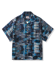 ブルーの色ブロックがフィルム風に重なるアロハシャツ。