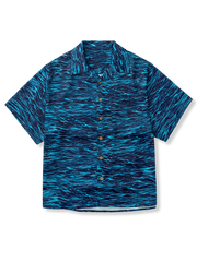 深海をイメージしたブルーの波柄アロハシャツ。
