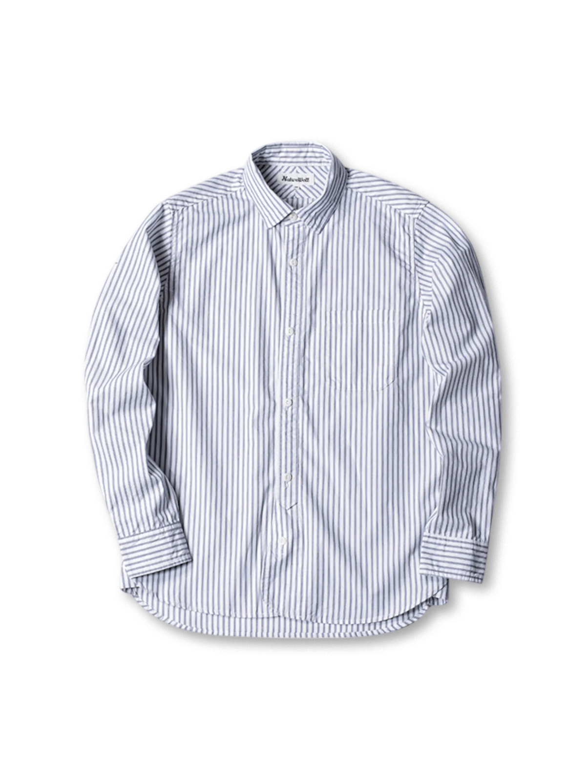 1920-40年代着想の高密度ブルー＆ホワイトストライプシャツ。天然素材ボタンと隠し襟ボタン付き。