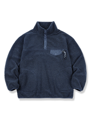 ボアフリース素材のスナップボタン付きプルオーバースウェット。