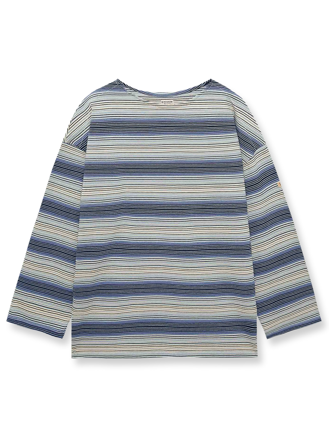 ボートネックと七分袖、前後差裾・サイドスリットが特徴の強撚綿ストライプ長袖Tシャツの全体像。