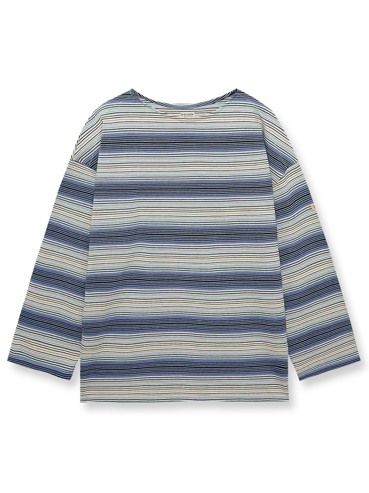 ボートネックと七分袖、前後差裾・サイドスリットが特徴の強撚綿ストライプ長袖Tシャツの全体像。