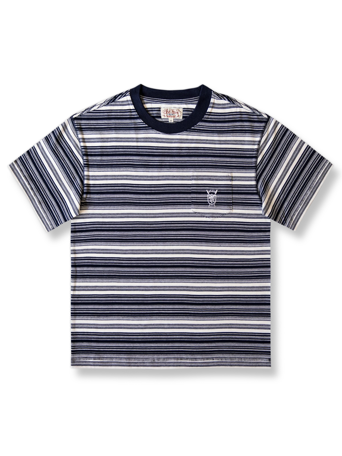 細幅ネイビーストライプにオールロゴ刺繍をあしらった半袖Tシャツ
