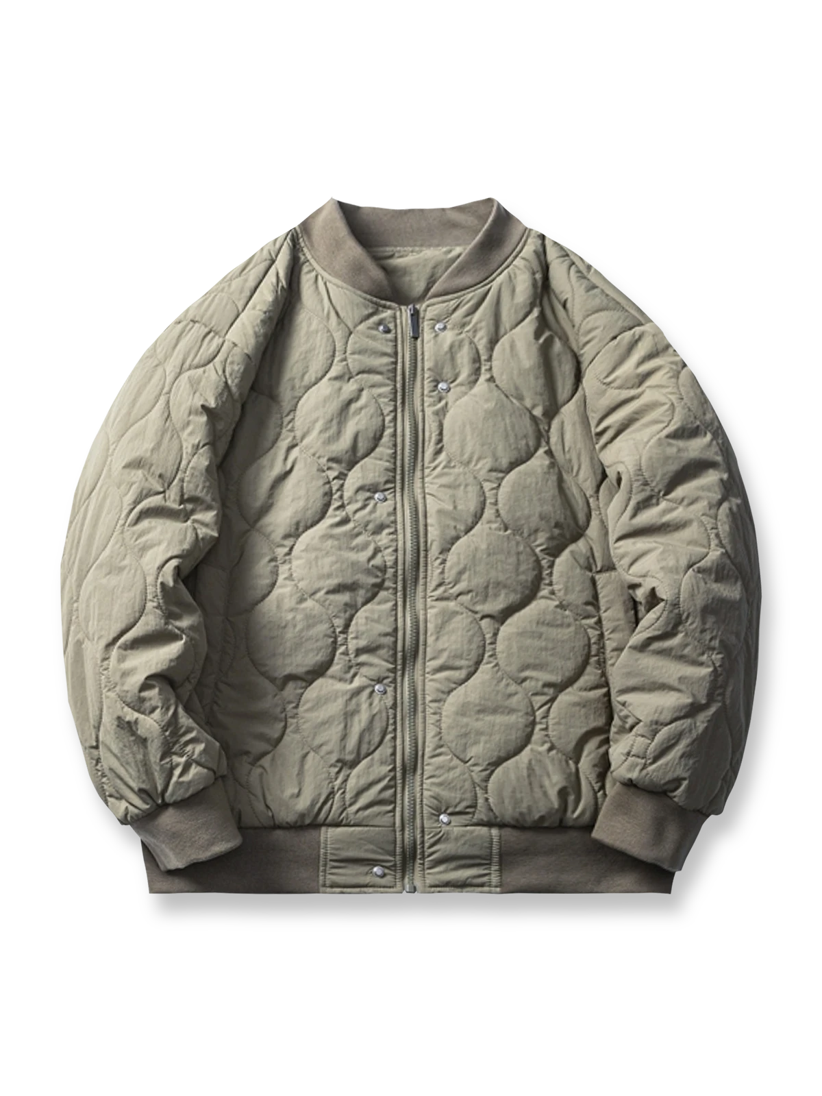 ネックウォーマー一体型フロントとボンバーカラーが特徴の中綿ジャケット。