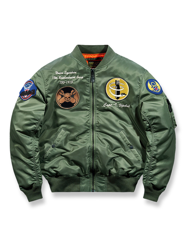 爆撃機部隊エンブレム刺繍と救命オレンジ裏地を備えたダックダウンパイロットジャケット。保温性・軽量性・実用ポケットを両立。