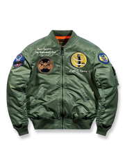 爆撃機部隊エンブレム刺繍と救命オレンジ裏地を備えたダックダウンパイロットジャケット。保温性・軽量性・実用ポケットを両立。