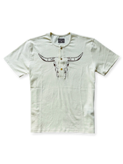 牛骨とサンダーバードトーテムがプリントされたヘンリーネックTシャツ正面画像