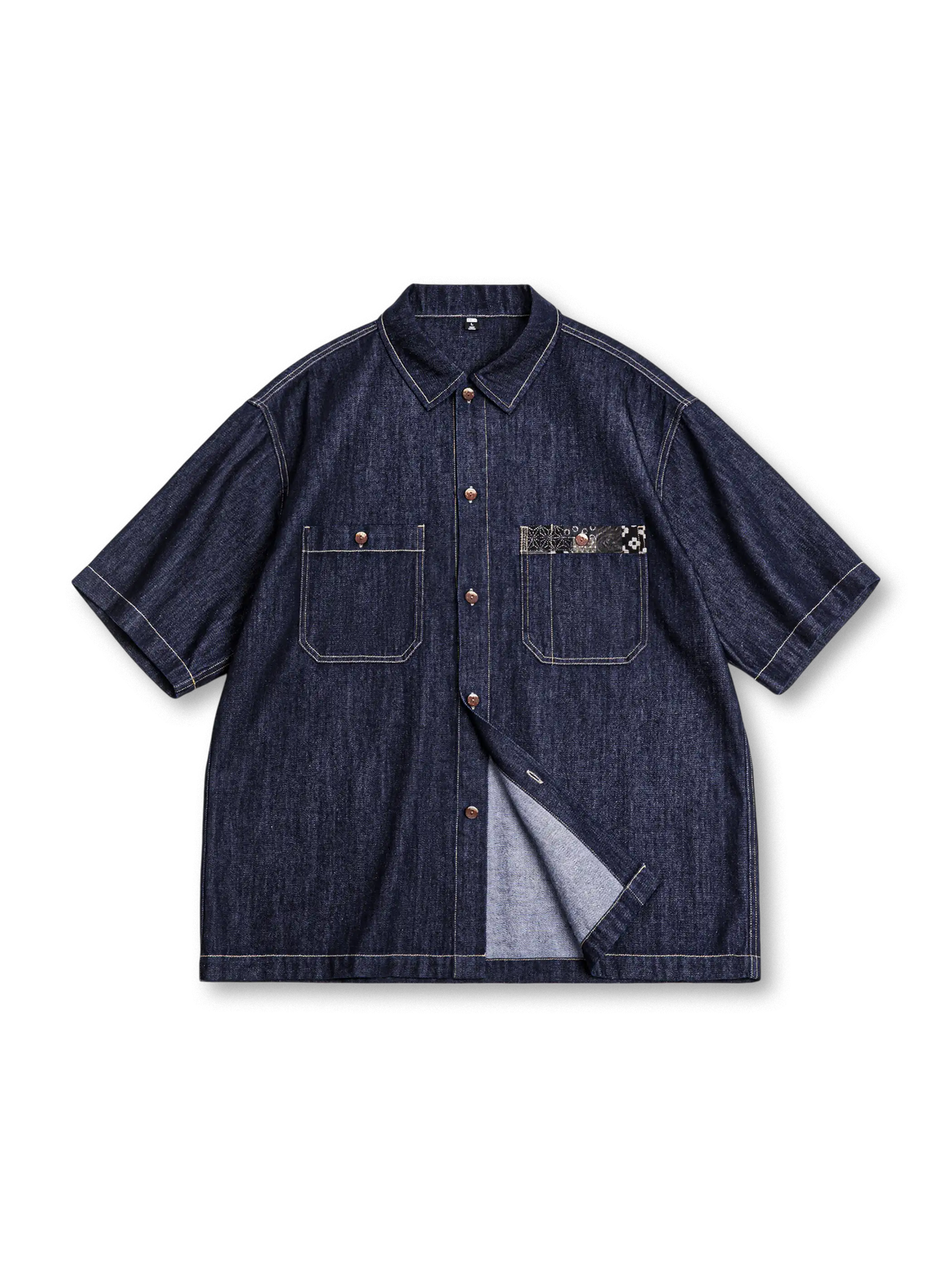 藍染古布パターンプリントと椰木ボタンが特徴の90年代ヴィンテージ感あふれるデニムシャツ。柔らかな着心地。
