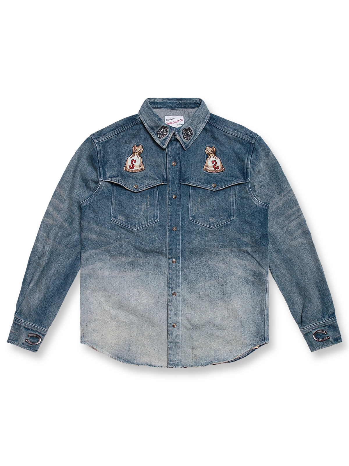 西部風モチーフを刺繍した15oz厚手デニムシャツ。重洗いとストーンウォッシュ加工でユーズド感を強調し、フラップポケットと菊花ボタンを備えたデザイン。