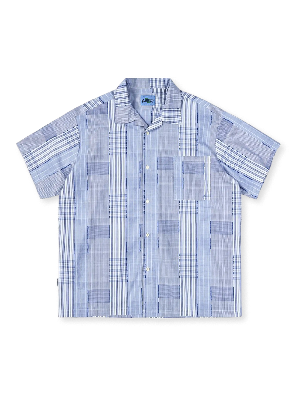 大小チェック柄のパッチワークが特徴のコットン製キューバカラーシャツ、軽やかな着心地と通気性を両立