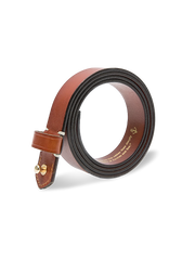 植物性タンニンなめし牛革と黄銅バックルを使用した味わい深いベルト