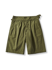 英軍グルカベルトとルーズフィットが特徴のカーキコットンショートパンツ