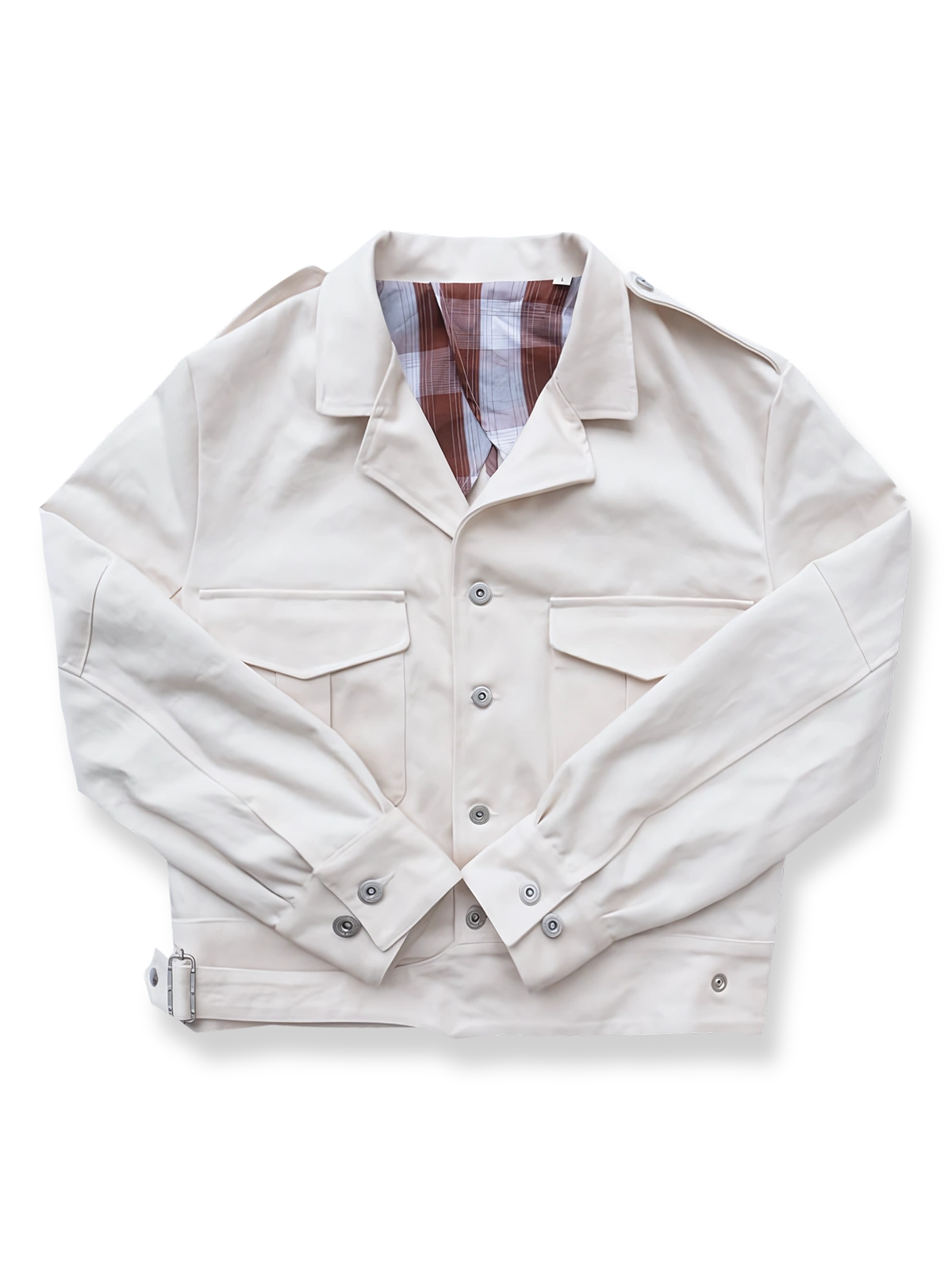 ミルクホワイトの英軍P37ジャケット全体像。クラシックなワークウェアスタイルを強調。