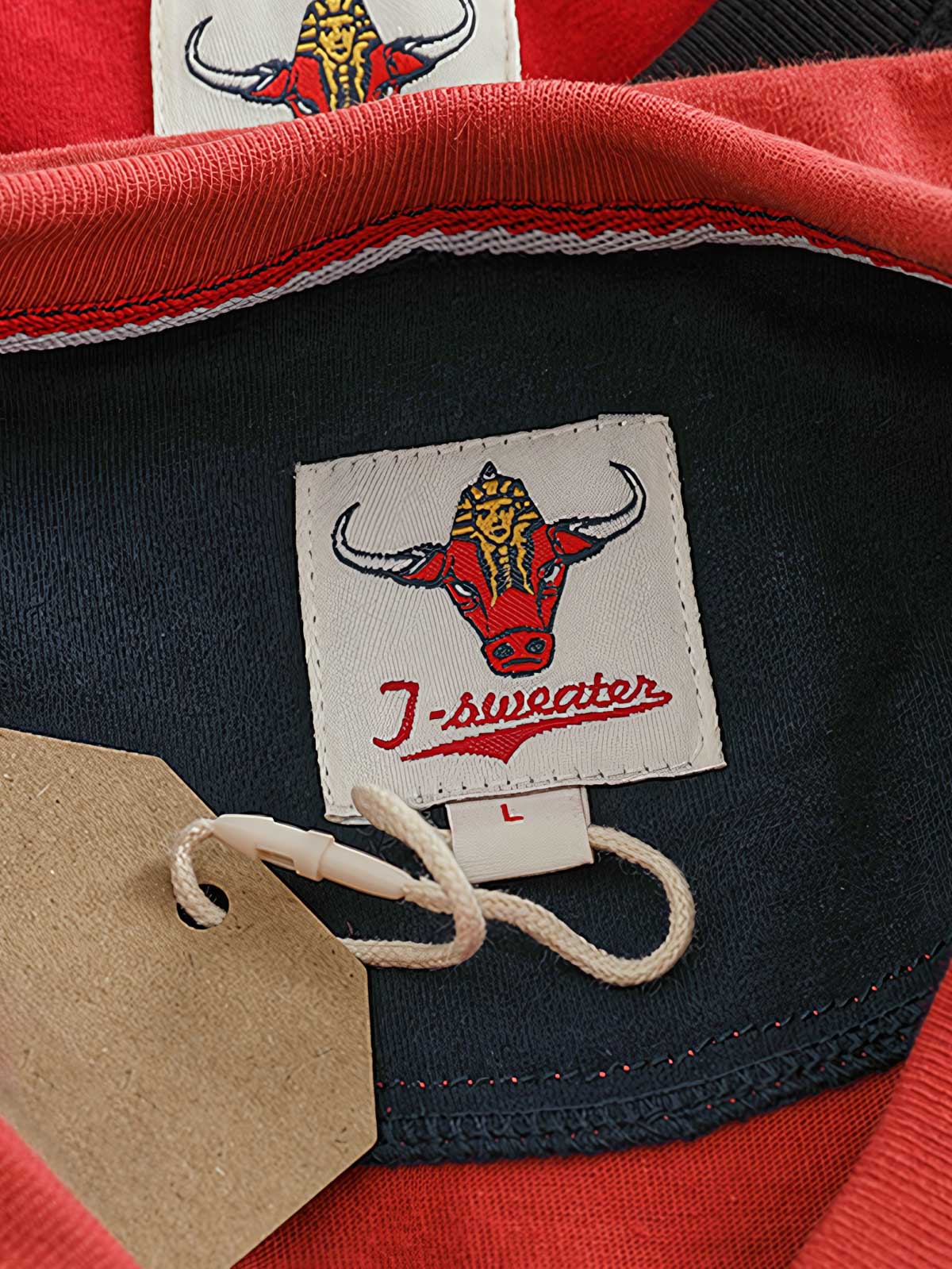 製品画像: BROOKLYNヴィンテージプリント長袖Tシャツの全体展示 詳細画像: Tシャツの裾にあるパッチワークデザインのディテール