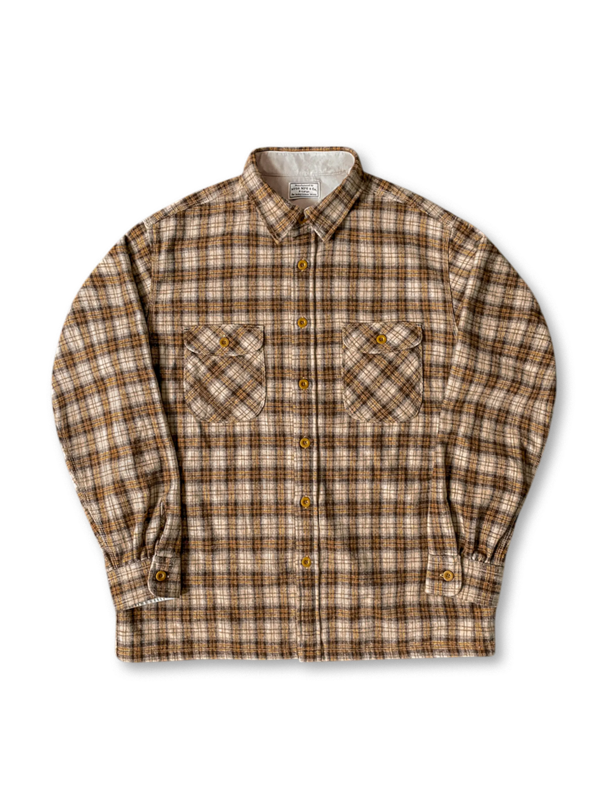 1950年代のダブルポケットCPOシャツを現代風にアレンジしたブラウンキャメルチェックのウール混フランネルオーバーシャツ。6つのポケットと三本針縫製が特徴。