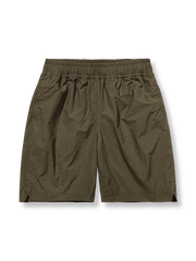 ブラウンカラーのポリエステルショートパンツ、調節可能なウエストゴム、4ポケット付き、速乾性素材