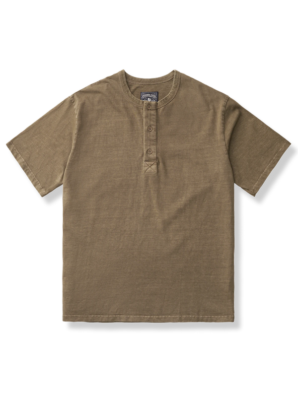 ブラウンカラーのスリムフィット半袖ヘンリーネックTシャツ。