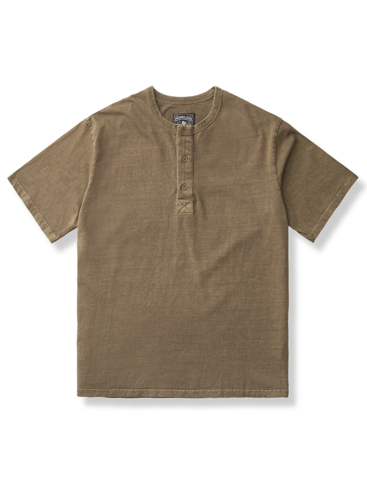 ブラウンカラーのスリムフィット半袖ヘンリーネックTシャツ。