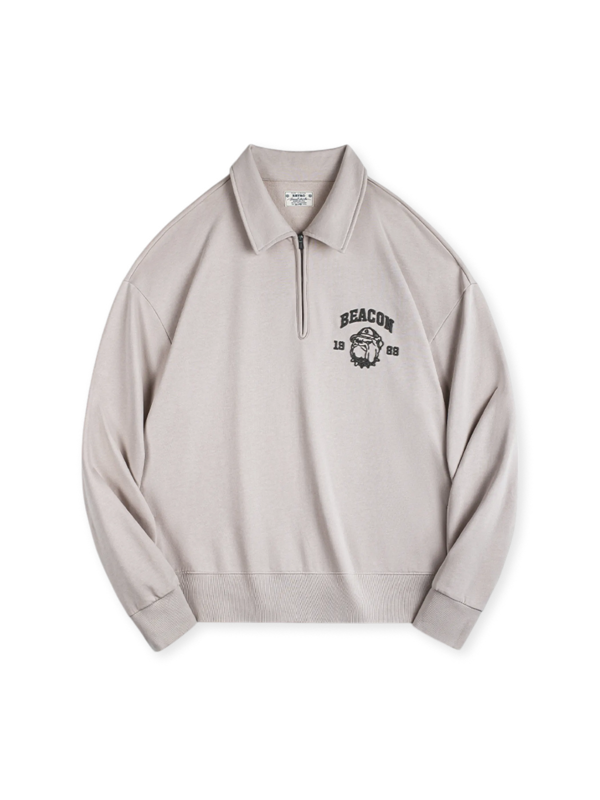 アメリカンカレッジスタイルのハーフジップスウェット。胸元に立体的なBulldog刺繍、快適なコットン素材と高弾力リブが特徴。