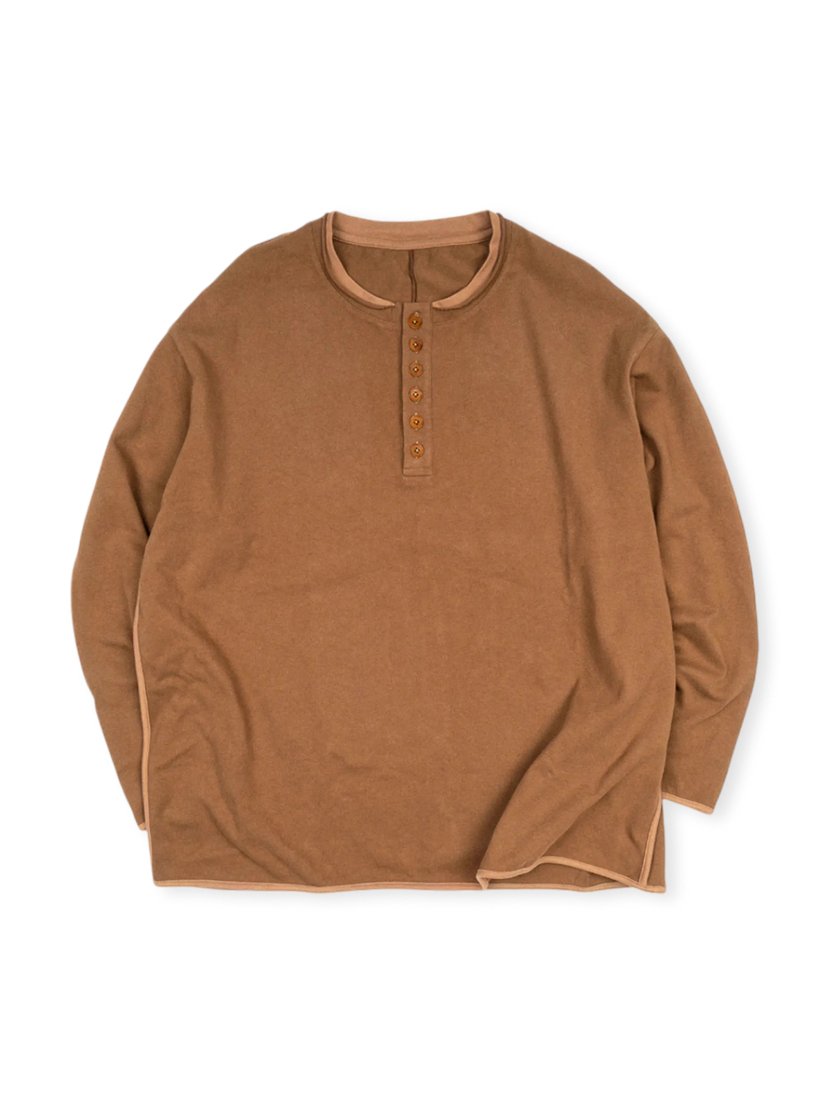果実型ボタン付きヘンリーネックの長袖Tシャツ。プレシュリンク純綿生地で柔らかく快適。