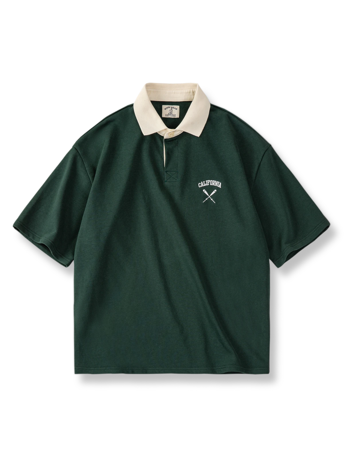 ダークグリーンボディにホワイトカラーと「CALIFORNIA」刺繍をあしらったスポーツポロシャツ。