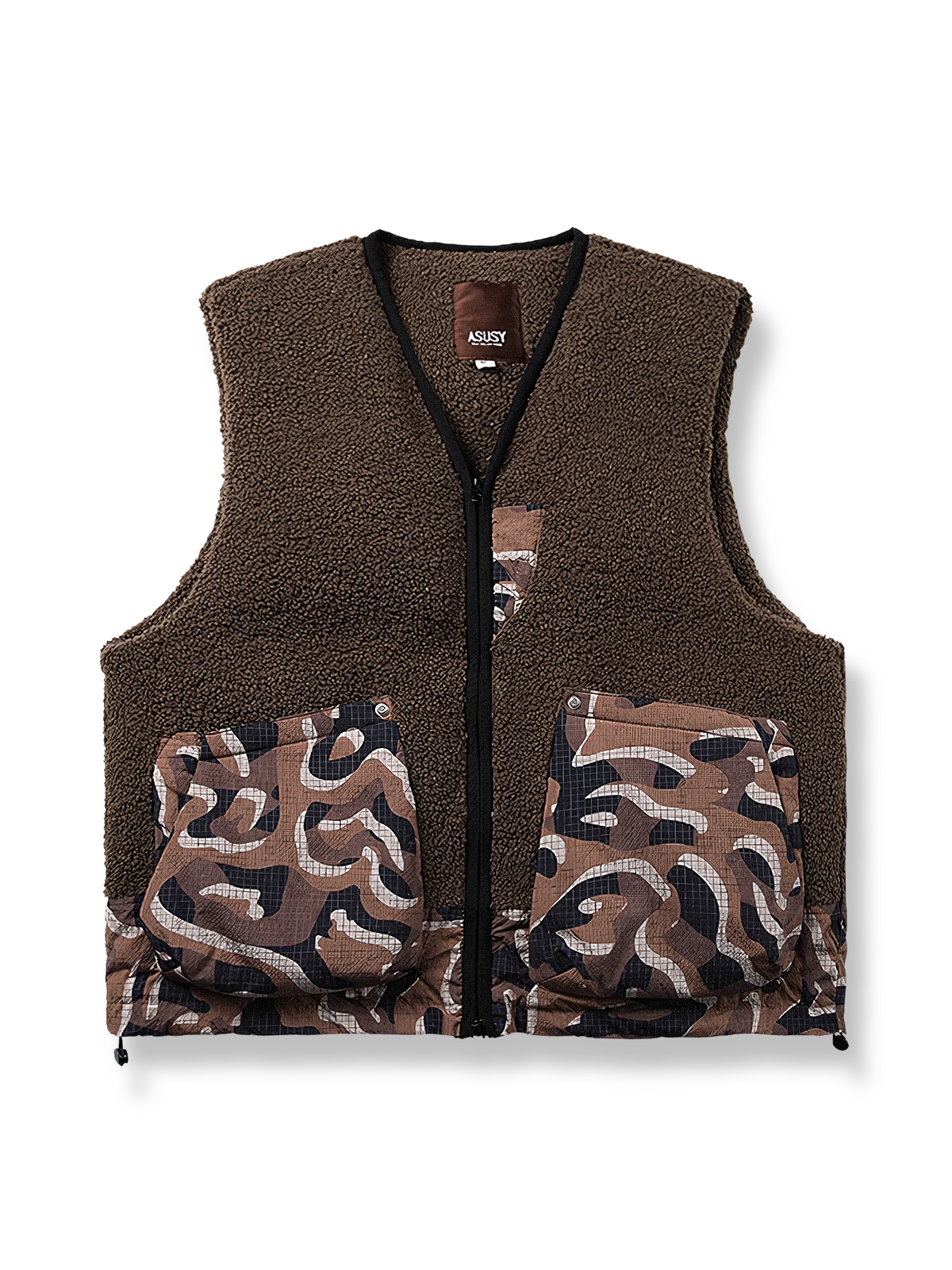 迷彩柄の立体ポケットが特徴的で保温性に優れたダウンベスト