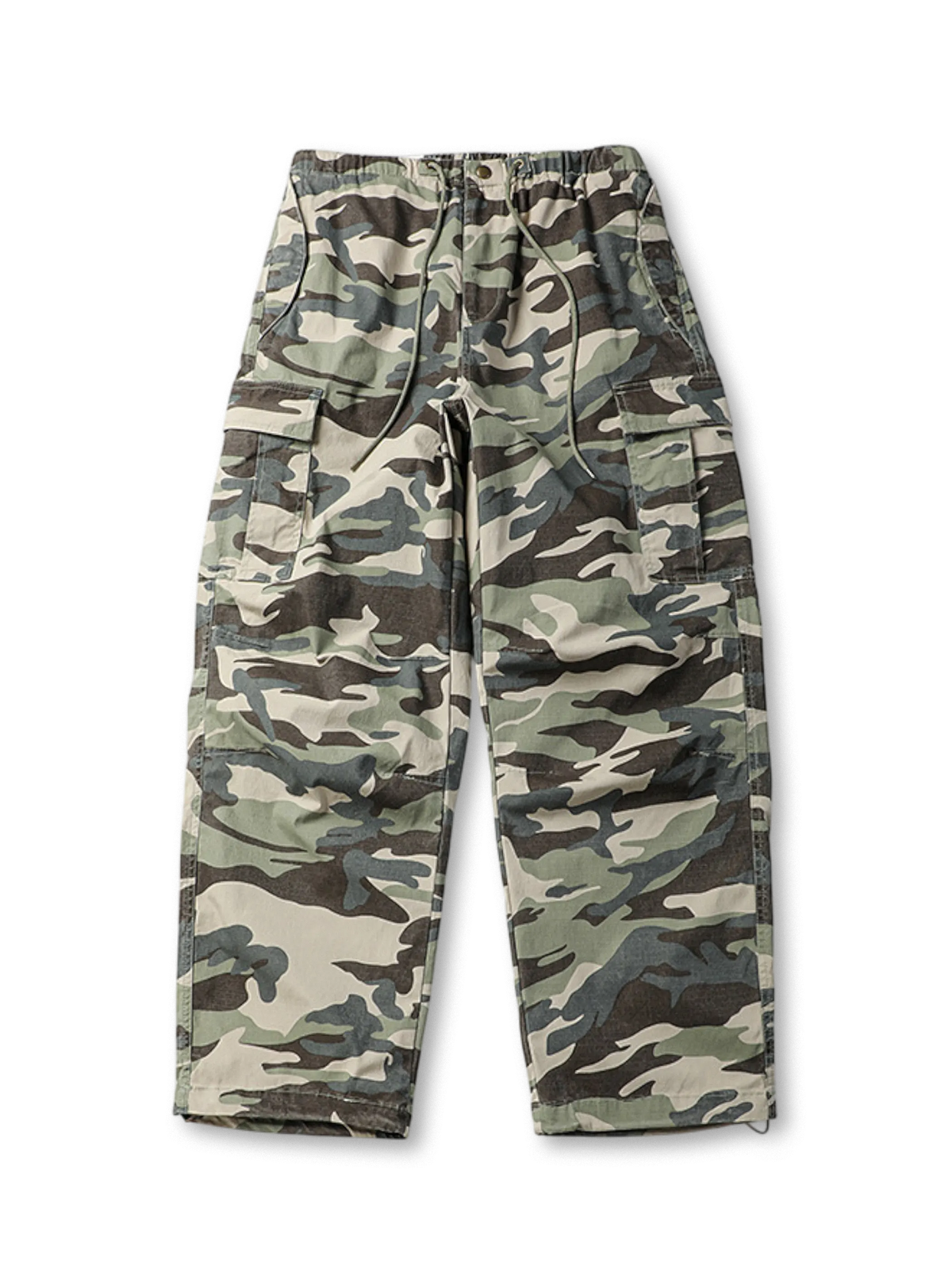 立体的なシルエットと快適な着心地が特徴の迷彩カジュアルパンツ