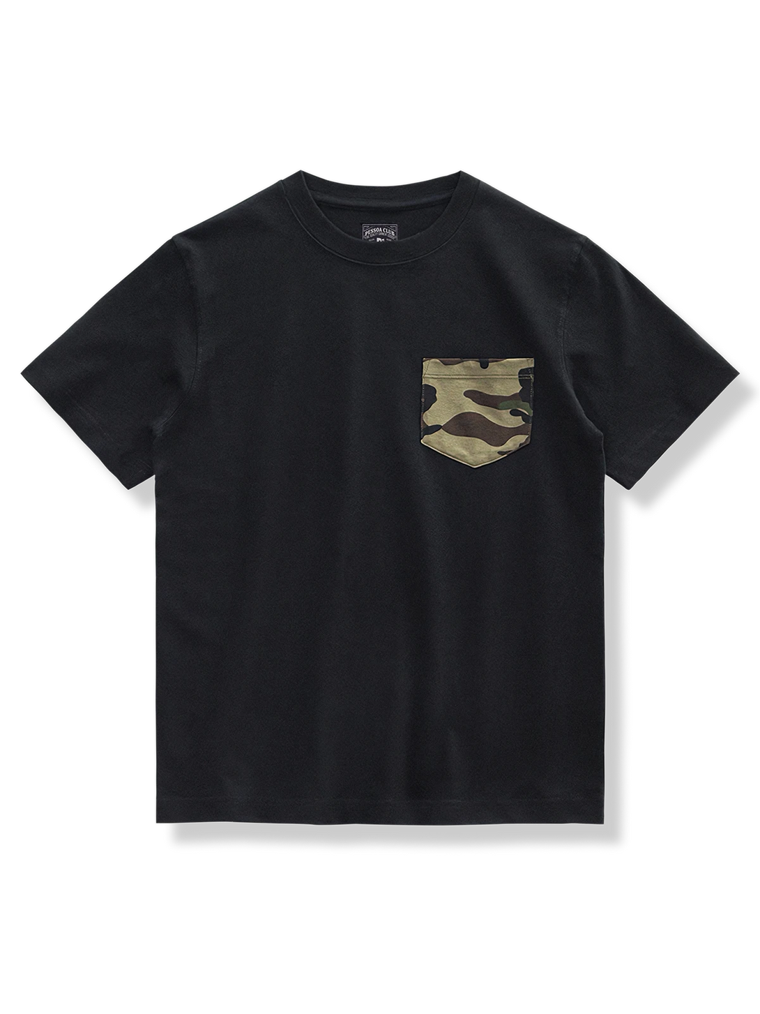 カモフラージュ柄のコントラストポケット付きTシャツ。
