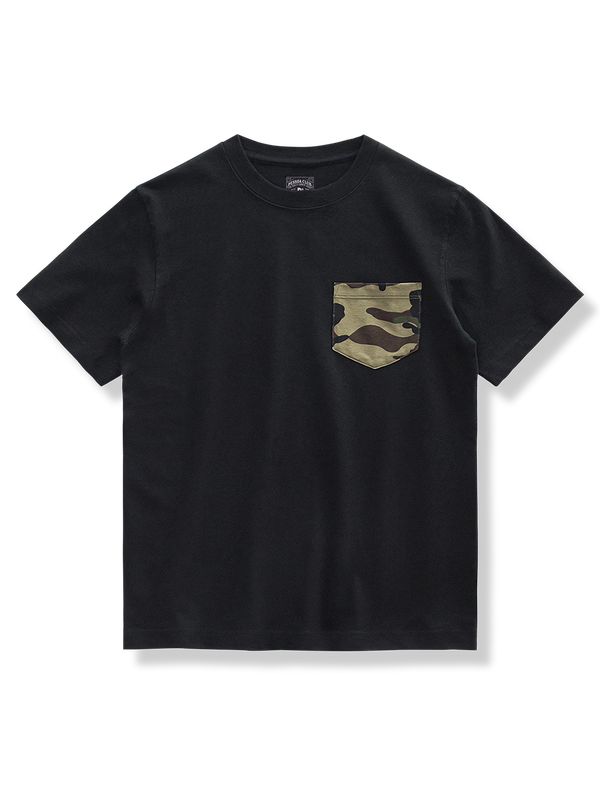 カモフラージュ柄のコントラストポケット付きTシャツ。