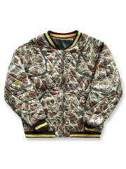 カモフラージュ柄と刺繍が特徴のベースボールジャケット。ストライプリブと多ポケット付きの防寒デザイン。