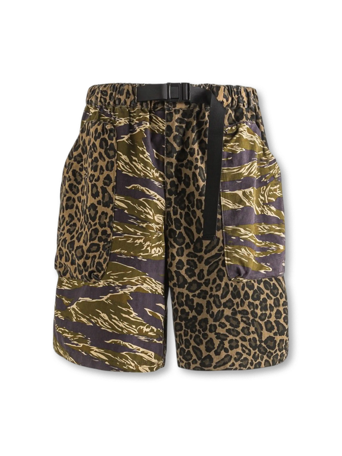 カモフラージュとレオパードのパッチワークが特徴のカーゴショーツ